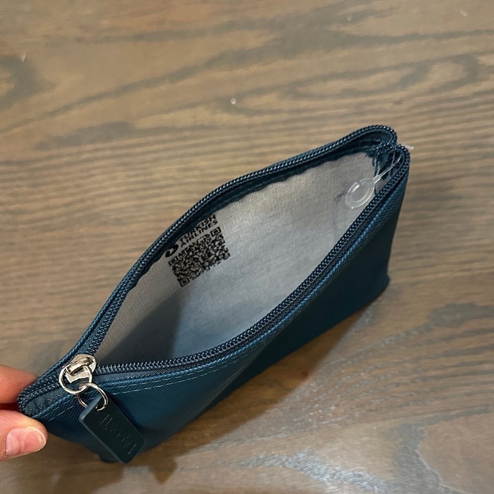 Airport Collectible Lacoste pouch - Picture 3 of 4